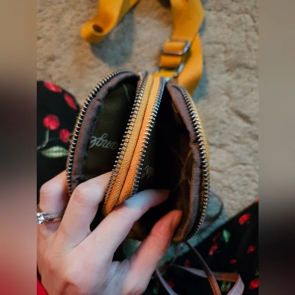 EUC Wrangler Crossbody Bag - Picture 3 of 5